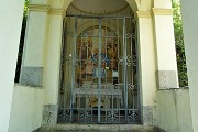 70 Sul sentiero-stradetta per la Passata da Miragolo cappella Madonna della gamba